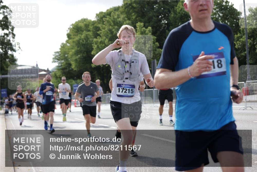 29.06.2025 - hella hamburg halbmarathon Jannik Wohlers http://msf.ph/oto/8211567 29.06.2025 09:49:27 Lombardsbrücke 1343, 1445, 1800, 1975, 2324, 2573, 2949, 3282, 3431, 3530, 4303, 4318, 4425, 4528, 6123, 7796, 8370, 8465, 8925, 9264, 9265, 9296, 9686, 10680, 10930, 11765, 12327, 12839, 13141, 13457, 13800, 14077, 14204, 14374, 14688, 15013, 15095, 15255, 16399, 17177, 17214, 17215, 17360, 18149, 18173, 18285, 18412, 18529, 18734, 18761, 18979, 19090 meine-sportfotos.de