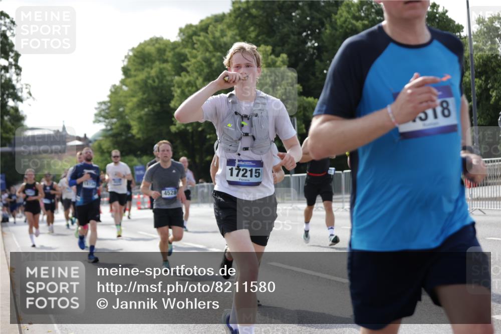29.06.2025 - hella hamburg halbmarathon Jannik Wohlers http://msf.ph/oto/8211580 29.06.2025 09:49:27 Lombardsbrücke 1343, 1445, 1800, 1975, 2324, 2573, 2949, 3282, 3431, 3530, 4303, 4318, 4425, 4528, 6123, 7796, 8370, 8465, 8925, 9264, 9265, 9296, 9686, 10680, 10930, 11765, 12327, 12839, 13141, 13457, 13800, 14077, 14204, 14374, 14688, 15013, 15095, 15255, 16399, 17177, 17214, 17215, 17360, 18149, 18173, 18285, 18412, 18529, 18734, 18761, 18979, 19090 meine-sportfotos.de