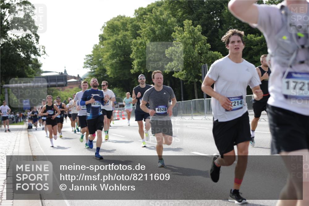 29.06.2025 - hella hamburg halbmarathon Jannik Wohlers http://msf.ph/oto/8211609 29.06.2025 09:49:28 Lombardsbrücke 1343, 1445, 1800, 1975, 2324, 2573, 2949, 3282, 3431, 3530, 4303, 4318, 4425, 4528, 6123, 6682, 7495, 7796, 8370, 8465, 8925, 9264, 9265, 9296, 9686, 10680, 11765, 12327, 12839, 13141, 13457, 13800, 14077, 14204, 14374, 14560, 14688, 15013, 15095, 15255, 15351, 16399, 17125, 17177, 17214, 17215, 17360, 18149, 18173, 18285, 18412, 18529, 18734, 18761, 18979, 19090 meine-sportfotos.de