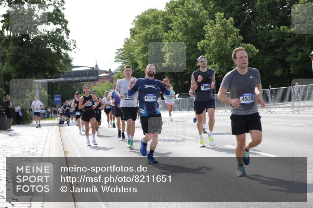 29.06.2025 - hella hamburg halbmarathon Jannik Wohlers http://msf.ph/oto/8211651 29.06.2025 09:49:28 Lombardsbrücke 1343, 1445, 1800, 1975, 2324, 2573, 2949, 3282, 3431, 3530, 4303, 4318, 4425, 4528, 6123, 6682, 7495, 7796, 8370, 8465, 8925, 9264, 9265, 9296, 9686, 10680, 11765, 12327, 12839, 13141, 13457, 13800, 14077, 14204, 14374, 14560, 14688, 15013, 15095, 15255, 15351, 16399, 17125, 17177, 17214, 17215, 17360, 18149, 18173, 18285, 18412, 18529, 18734, 18761, 18979, 19090 meine-sportfotos.de