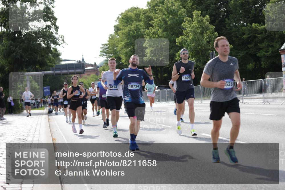 29.06.2025 - hella hamburg halbmarathon Jannik Wohlers http://msf.ph/oto/8211658 29.06.2025 09:49:28 Lombardsbrücke 1343, 1445, 1800, 1975, 2324, 2573, 2949, 3282, 3431, 3530, 4303, 4318, 4425, 4528, 6123, 6682, 7495, 7796, 8370, 8465, 8925, 9264, 9265, 9296, 9686, 10680, 11765, 12327, 12839, 13141, 13457, 13800, 14077, 14204, 14374, 14560, 14688, 15013, 15095, 15255, 15351, 16399, 17125, 17177, 17214, 17215, 17360, 18149, 18173, 18285, 18412, 18529, 18734, 18761, 18979, 19090 meine-sportfotos.de