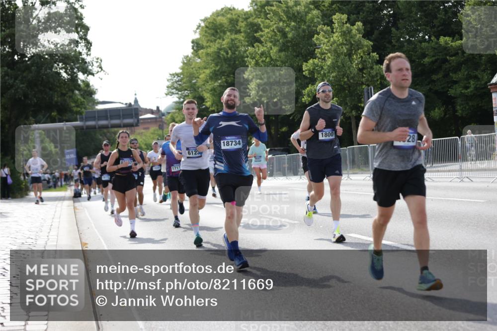 29.06.2025 - hella hamburg halbmarathon Jannik Wohlers http://msf.ph/oto/8211669 29.06.2025 09:49:28 Lombardsbrücke 1343, 1445, 1800, 1975, 2324, 2573, 2949, 3282, 3431, 3530, 4303, 4318, 4425, 4528, 6123, 6682, 7495, 7796, 8370, 8465, 8925, 9264, 9265, 9296, 9686, 10680, 11765, 12327, 12839, 13141, 13457, 13800, 14077, 14204, 14374, 14560, 14688, 15013, 15095, 15255, 15351, 16399, 17125, 17177, 17214, 17215, 17360, 18149, 18173, 18285, 18412, 18529, 18734, 18761, 18979, 19090 meine-sportfotos.de