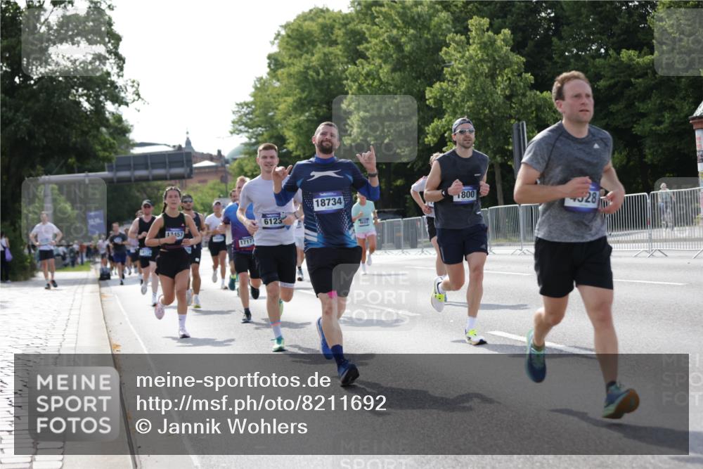 29.06.2025 - hella hamburg halbmarathon Jannik Wohlers http://msf.ph/oto/8211692 29.06.2025 09:49:29 Lombardsbrücke 1343, 1445, 1800, 1975, 2324, 2573, 2949, 3282, 3431, 3530, 4303, 4318, 4425, 4528, 6123, 6682, 7495, 7796, 8370, 8465, 8629, 8925, 9264, 9265, 9296, 10680, 11765, 12327, 12839, 13141, 13457, 13800, 14077, 14204, 14374, 14560, 14688, 15013, 15255, 15351, 16399, 17125, 17177, 17214, 17215, 17360, 17971, 18149, 18173, 18285, 18412, 18529, 18734, 18761, 18979, 19090 meine-sportfotos.de