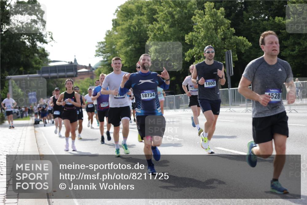 29.06.2025 - hella hamburg halbmarathon Jannik Wohlers http://msf.ph/oto/8211725 29.06.2025 09:49:29 Lombardsbrücke 1343, 1445, 1800, 1975, 2324, 2573, 2949, 3282, 3431, 3530, 4303, 4318, 4425, 4528, 6123, 6682, 7495, 7796, 8370, 8465, 8629, 8925, 9264, 9265, 9296, 10680, 11765, 12327, 12839, 13141, 13457, 13800, 14077, 14204, 14374, 14560, 14688, 15013, 15255, 15351, 16399, 17125, 17177, 17214, 17215, 17360, 17971, 18149, 18173, 18285, 18412, 18529, 18734, 18761, 18979, 19090 meine-sportfotos.de