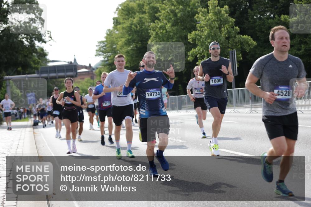 29.06.2025 - hella hamburg halbmarathon Jannik Wohlers http://msf.ph/oto/8211733 29.06.2025 09:49:29 Lombardsbrücke 1343, 1445, 1800, 1975, 2324, 2573, 2949, 3282, 3431, 3530, 4303, 4318, 4425, 4528, 6123, 6682, 7495, 7796, 8370, 8465, 8629, 8925, 9264, 9265, 9296, 10680, 11765, 12327, 12839, 13141, 13457, 13800, 14077, 14204, 14374, 14560, 14688, 15013, 15255, 15351, 16399, 17125, 17177, 17214, 17215, 17360, 17971, 18149, 18173, 18285, 18412, 18529, 18734, 18761, 18979, 19090 meine-sportfotos.de