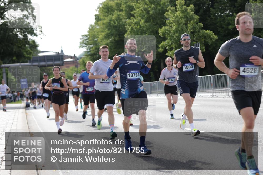 29.06.2025 - hella hamburg halbmarathon Jannik Wohlers http://msf.ph/oto/8211755 29.06.2025 09:49:29 Lombardsbrücke 1343, 1445, 1800, 1975, 2324, 2573, 2949, 3282, 3431, 3530, 4303, 4318, 4425, 4528, 6123, 6682, 7495, 7796, 8370, 8465, 8629, 8925, 9264, 9265, 9296, 10680, 11765, 12327, 12839, 13141, 13457, 13800, 14077, 14204, 14374, 14560, 14688, 15013, 15255, 15351, 16399, 17125, 17177, 17214, 17215, 17360, 17971, 18149, 18173, 18285, 18412, 18529, 18734, 18761, 18979, 19090 meine-sportfotos.de