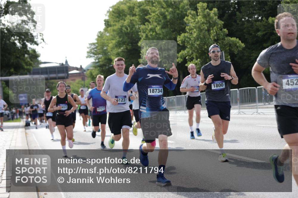 29.06.2025 - hella hamburg halbmarathon Jannik Wohlers http://msf.ph/oto/8211794 29.06.2025 09:49:29 Lombardsbrücke 1343, 1445, 1800, 1975, 2324, 2573, 2949, 3282, 3431, 3530, 4303, 4318, 4425, 4528, 6123, 6682, 7495, 7796, 8370, 8465, 8629, 8925, 9264, 9265, 9296, 10680, 11765, 12327, 12839, 13141, 13457, 13800, 14077, 14204, 14374, 14560, 14688, 15013, 15255, 15351, 16399, 17125, 17177, 17214, 17215, 17360, 17971, 18149, 18173, 18285, 18412, 18529, 18734, 18761, 18979, 19090 meine-sportfotos.de