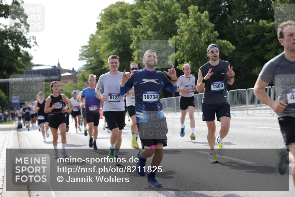 29.06.2025 - hella hamburg halbmarathon Jannik Wohlers http://msf.ph/oto/8211825 29.06.2025 09:49:29 Lombardsbrücke 1343, 1445, 1800, 1975, 2324, 2573, 2949, 3282, 3431, 3530, 4303, 4318, 4425, 4528, 6123, 6682, 7495, 7796, 8370, 8465, 8629, 8925, 9264, 9265, 9296, 10680, 11765, 12327, 12839, 13141, 13457, 13800, 14077, 14204, 14374, 14560, 14688, 15013, 15255, 15351, 16399, 17125, 17177, 17214, 17215, 17360, 17971, 18149, 18173, 18285, 18412, 18529, 18734, 18761, 18979, 19090 meine-sportfotos.de