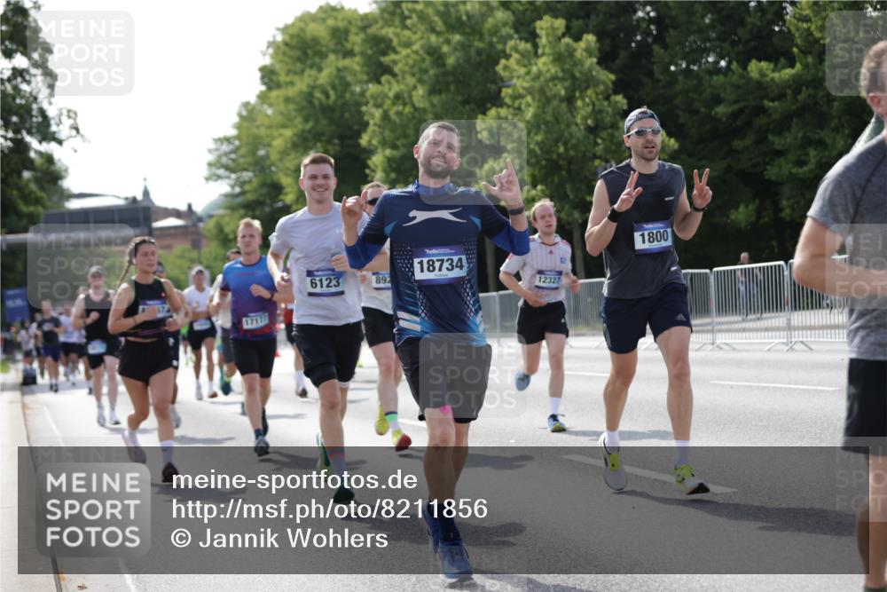 29.06.2025 - hella hamburg halbmarathon Jannik Wohlers http://msf.ph/oto/8211856 29.06.2025 09:49:29 Lombardsbrücke 1343, 1445, 1800, 1975, 2324, 2573, 2949, 3282, 3431, 3530, 4303, 4318, 4425, 4528, 6123, 6682, 7495, 7796, 8370, 8465, 8629, 8925, 9264, 9265, 9296, 10680, 11765, 12327, 12839, 13141, 13457, 13800, 14077, 14204, 14374, 14560, 14688, 15013, 15255, 15351, 16399, 17125, 17177, 17214, 17215, 17360, 17971, 18149, 18173, 18285, 18412, 18529, 18734, 18761, 18979, 19090 meine-sportfotos.de
