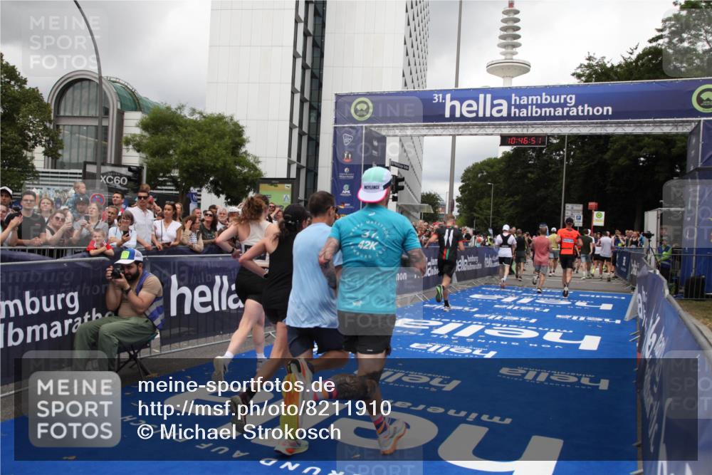 29.06.2025 - hella hamburg halbmarathon Michael Strokosch http://msf.ph/oto/8211910 29.06.2025 10:46:50 Ziel 3976, 6630, 11858, 13940, 14541, 15900, 16175, 17353, 17492, 17669, 17743, 17865, 19128 meine-sportfotos.de
