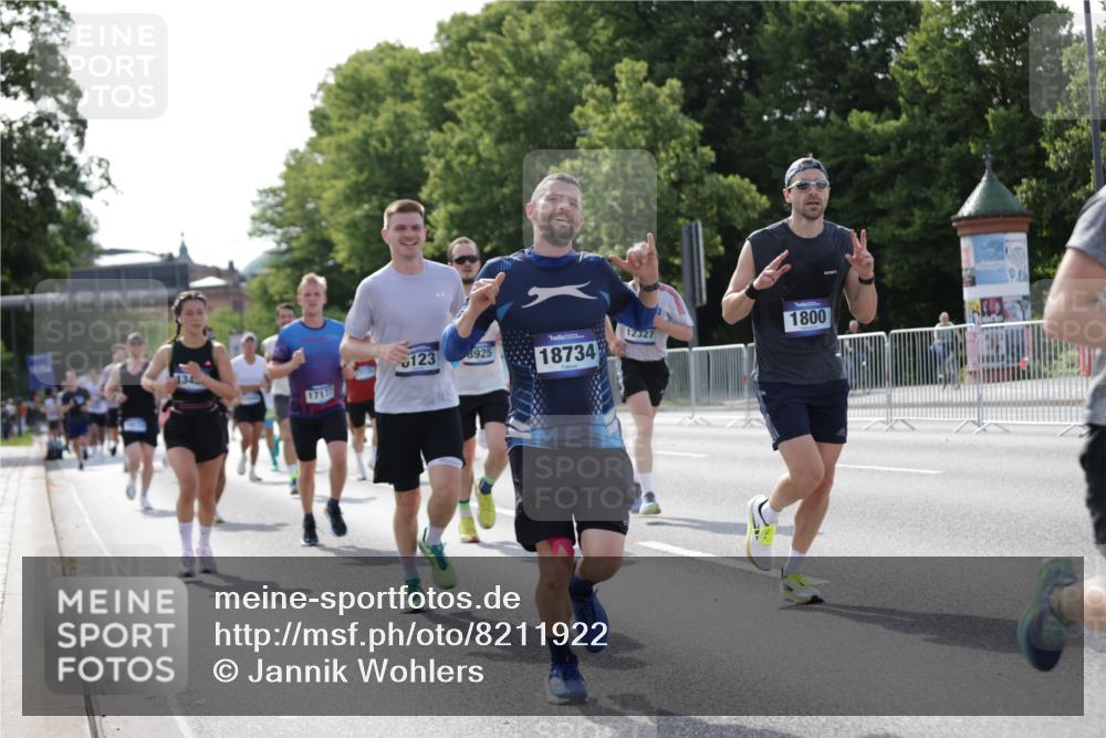 29.06.2025 - hella hamburg halbmarathon Jannik Wohlers http://msf.ph/oto/8211922 29.06.2025 09:49:29 Lombardsbrücke 1343, 1445, 1800, 1975, 2324, 2573, 2949, 3282, 3431, 3530, 4303, 4318, 4425, 4528, 6123, 6682, 7495, 7796, 8370, 8465, 8629, 8925, 9264, 9265, 9296, 10680, 11765, 12327, 12839, 13141, 13457, 13800, 14077, 14204, 14374, 14560, 14688, 15013, 15255, 15351, 16399, 17125, 17177, 17214, 17215, 17360, 17971, 18149, 18173, 18285, 18412, 18529, 18734, 18761, 18979, 19090 meine-sportfotos.de