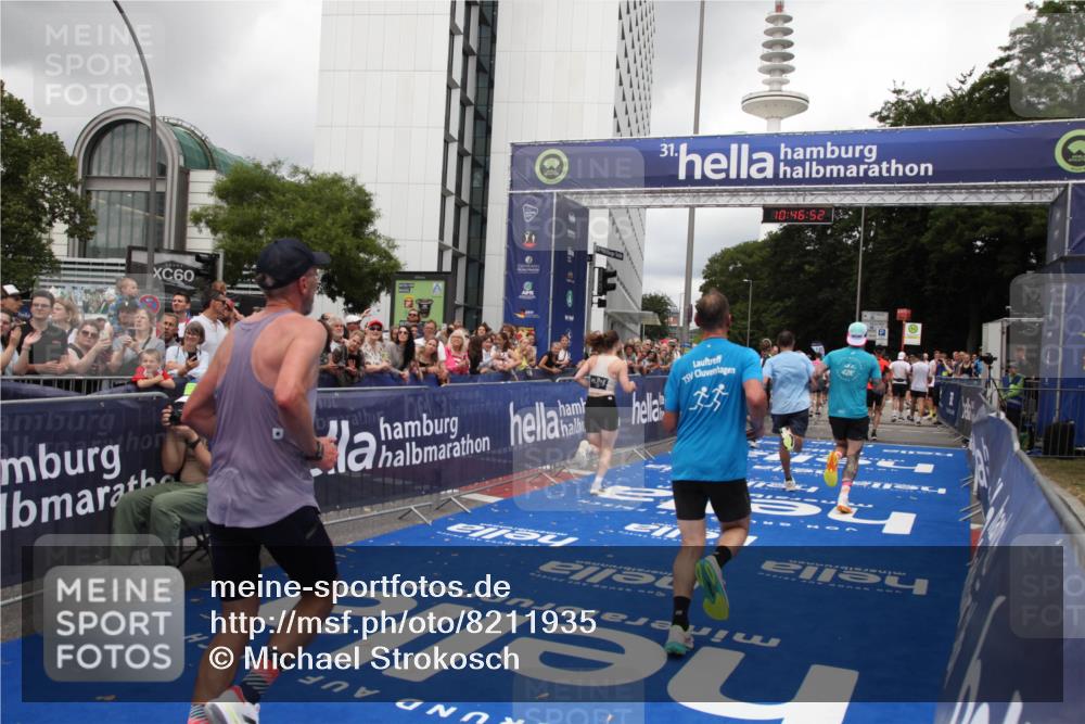 29.06.2025 - hella hamburg halbmarathon Michael Strokosch http://msf.ph/oto/8211935 29.06.2025 10:46:51 Ziel 3976, 6630, 11858, 13940, 14541, 15900, 16175, 17353, 17492, 17669, 17743, 17865, 17892, 19128 meine-sportfotos.de