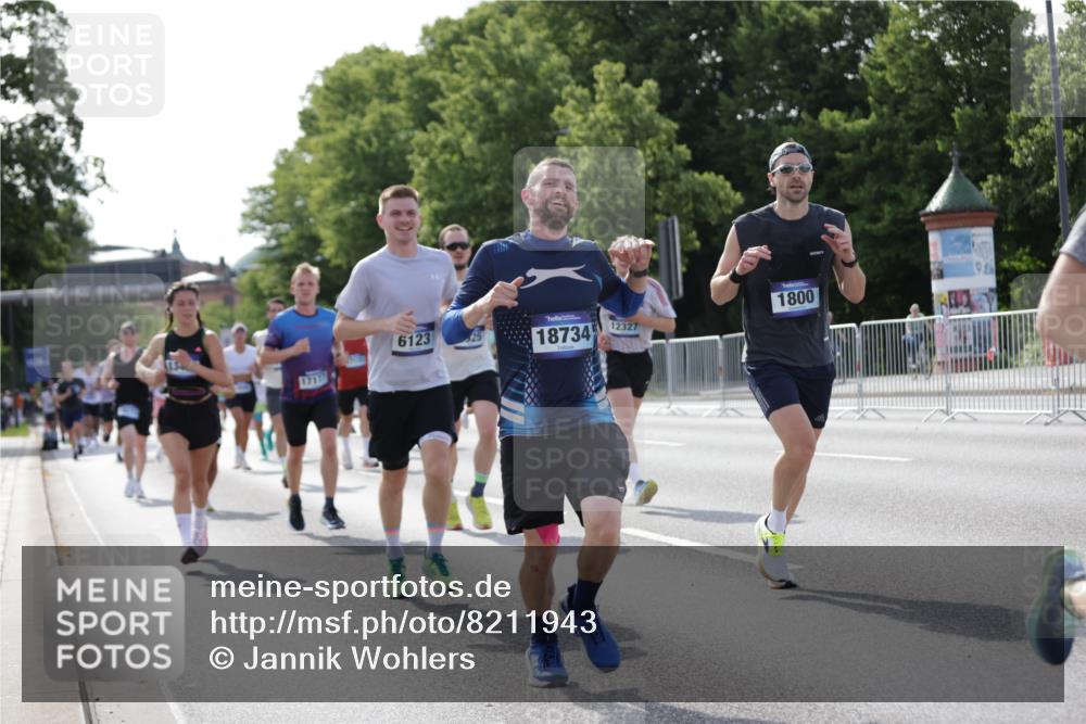 29.06.2025 - hella hamburg halbmarathon Jannik Wohlers http://msf.ph/oto/8211943 29.06.2025 09:49:29 Lombardsbrücke 1343, 1445, 1800, 1975, 2324, 2573, 2949, 3282, 3431, 3530, 4303, 4318, 4425, 4528, 6123, 6682, 7495, 7796, 8370, 8465, 8629, 8925, 9264, 9265, 9296, 10680, 11765, 12327, 12839, 13141, 13457, 13800, 14077, 14204, 14374, 14560, 14688, 15013, 15255, 15351, 16399, 17125, 17177, 17214, 17215, 17360, 17971, 18149, 18173, 18285, 18412, 18529, 18734, 18761, 18979, 19090 meine-sportfotos.de