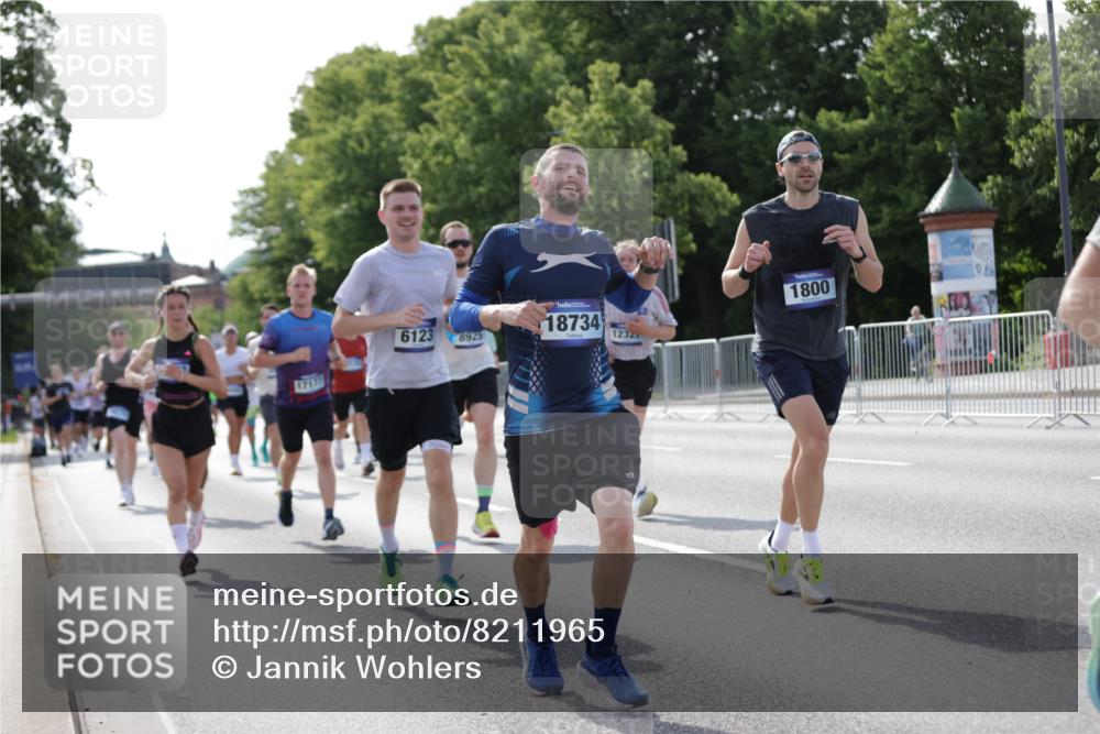 29.06.2025 - hella hamburg halbmarathon Jannik Wohlers http://msf.ph/oto/8211965 29.06.2025 09:49:29 Lombardsbrücke 1343, 1445, 1800, 1975, 2324, 2573, 2949, 3282, 3431, 3530, 4303, 4318, 4425, 4528, 6123, 6682, 7495, 7796, 8370, 8465, 8629, 8925, 9264, 9265, 9296, 10680, 11765, 12327, 12839, 13141, 13457, 13800, 14077, 14204, 14374, 14560, 14688, 15013, 15255, 15351, 16399, 17125, 17177, 17214, 17215, 17360, 17971, 18149, 18173, 18285, 18412, 18529, 18734, 18761, 18979, 19090 meine-sportfotos.de