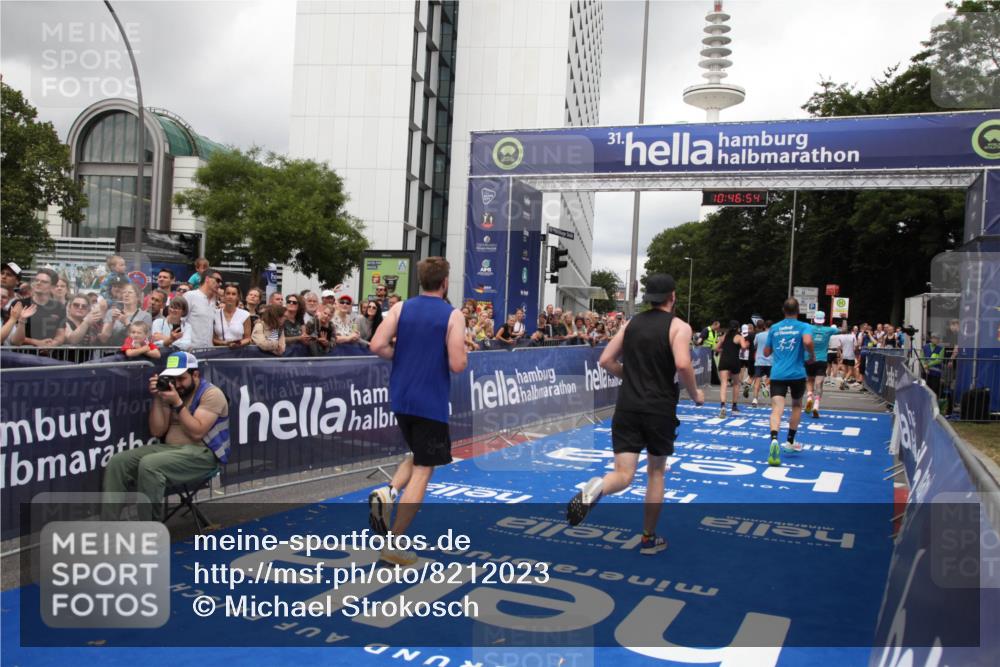 29.06.2025 - hella hamburg halbmarathon Michael Strokosch http://msf.ph/oto/8212023 29.06.2025 10:46:53 Ziel 3976, 4091, 6630, 11858, 13940, 14541, 15900, 17172, 17353, 17492, 17669, 17743, 17892, 19105 meine-sportfotos.de