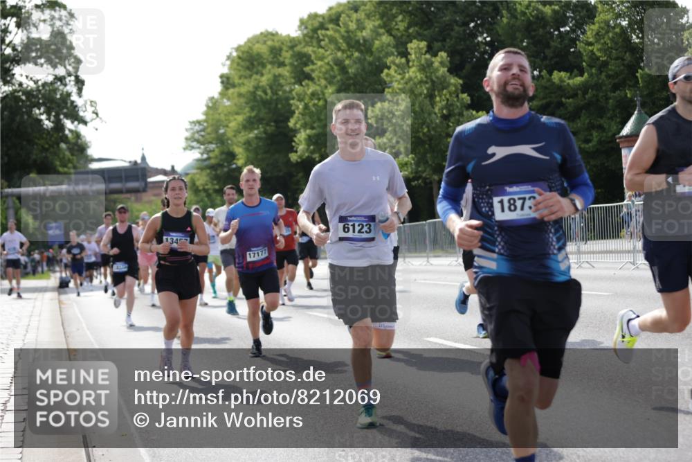 29.06.2025 - hella hamburg halbmarathon Jannik Wohlers http://msf.ph/oto/8212069 29.06.2025 09:49:30 Lombardsbrücke 1343, 1445, 1800, 1975, 2324, 2573, 2949, 3282, 3431, 3530, 4303, 4318, 4425, 4528, 6123, 6682, 7495, 7796, 8370, 8629, 8925, 9264, 9265, 9296, 9979, 10680, 11765, 12327, 12839, 13141, 13457, 13800, 14077, 14204, 14374, 14560, 14688, 15013, 15255, 15351, 16399, 17125, 17177, 17214, 17215, 17360, 17971, 18149, 18173, 18285, 18412, 18529, 18734, 18761, 18979, 19090 meine-sportfotos.de