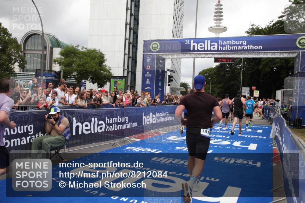 29.06.2025 - hella hamburg halbmarathon Michael Strokosch http://msf.ph/oto/8212084 29.06.2025 10:46:54 Ziel 3976, 4091, 6630, 11858, 13940, 14541, 15900, 17172, 17353, 17492, 17669, 17892, 19105 meine-sportfotos.de