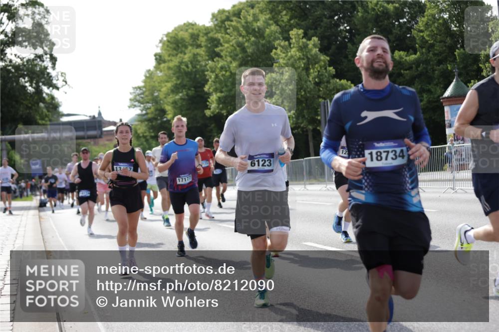 29.06.2025 - hella hamburg halbmarathon Jannik Wohlers http://msf.ph/oto/8212090 29.06.2025 09:49:30 Lombardsbrücke 1343, 1445, 1800, 1975, 2324, 2573, 2949, 3282, 3431, 3530, 4303, 4318, 4425, 4528, 6123, 6682, 7495, 7796, 8370, 8629, 8925, 9264, 9265, 9296, 9979, 10680, 11765, 12327, 12839, 13141, 13457, 13800, 14077, 14204, 14374, 14560, 14688, 15013, 15255, 15351, 16399, 17125, 17177, 17214, 17215, 17360, 17971, 18149, 18173, 18285, 18412, 18529, 18734, 18761, 18979, 19090 meine-sportfotos.de