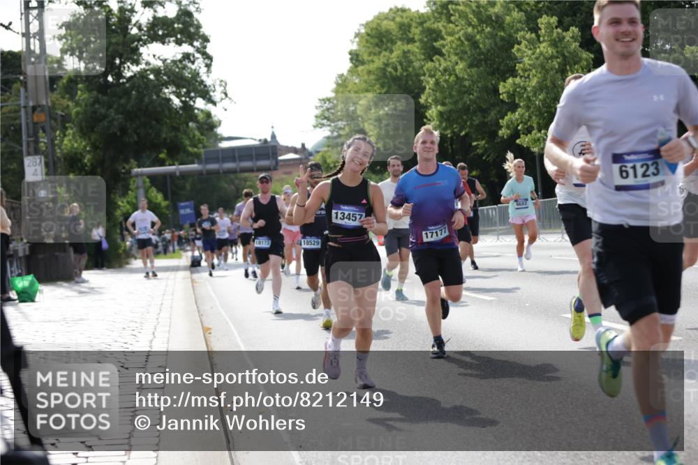 29.06.2025 - hella hamburg halbmarathon Jannik Wohlers http://msf.ph/oto/8212149 29.06.2025 09:49:31 Lombardsbrücke 1343, 1615, 1800, 1975, 2324, 2573, 2949, 3282, 3431, 3530, 4303, 4318, 4425, 4528, 5248, 6123, 6682, 7495, 7796, 8370, 8629, 8925, 9264, 9265, 9294, 9296, 9979, 10680, 11765, 12327, 12839, 13141, 13457, 13800, 14077, 14204, 14374, 14560, 14688, 15013, 15255, 15351, 16399, 17125, 17177, 17214, 17215, 17360, 17971, 18149, 18173, 18285, 18412, 18529, 18734, 18761, 18979, 19090 meine-sportfotos.de