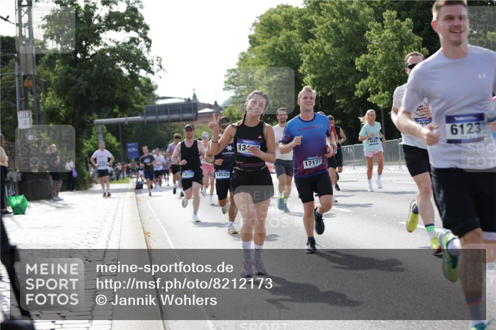 29.06.2025 - hella hamburg halbmarathon Jannik Wohlers http://msf.ph/oto/8212173 29.06.2025 09:49:31 Lombardsbrücke 1343, 1615, 1800, 1975, 2324, 2573, 2949, 3282, 3431, 3530, 4303, 4318, 4425, 4528, 5248, 6123, 6682, 7495, 7796, 8370, 8629, 8925, 9264, 9265, 9294, 9296, 9979, 10680, 11765, 12327, 12839, 13141, 13457, 13800, 14077, 14204, 14374, 14560, 14688, 15013, 15255, 15351, 16399, 17125, 17177, 17214, 17215, 17360, 17971, 18149, 18173, 18285, 18412, 18529, 18734, 18761, 18979, 19090 meine-sportfotos.de
