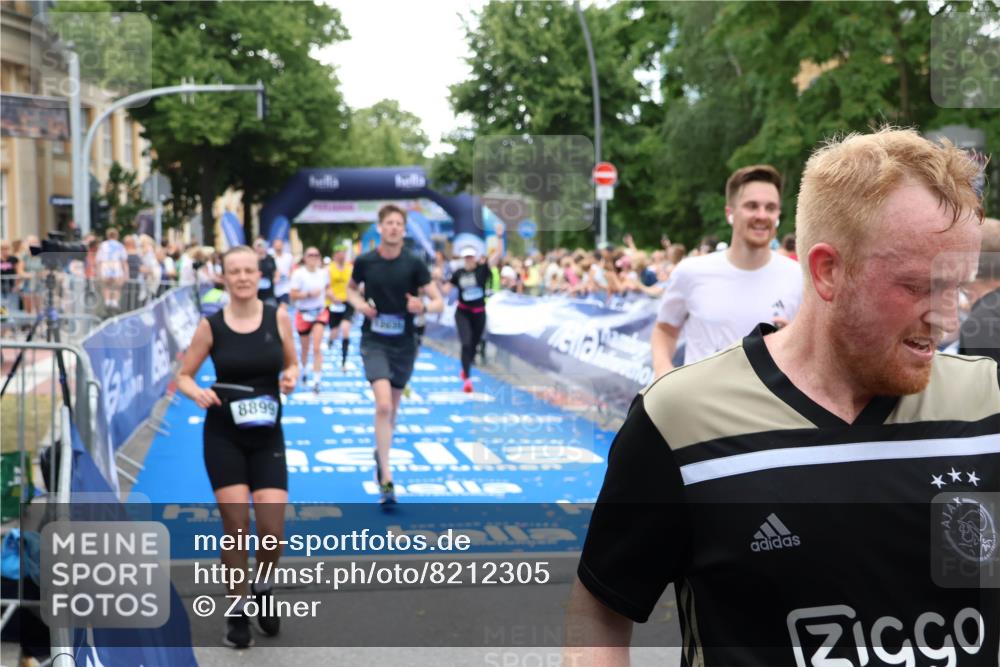 29.06.2025 - hella hamburg halbmarathon Zöllner http://msf.ph/oto/8212305 29.06.2025 10:50:31 Ziel 3414, 4127, 4247, 5447, 6795, 8153, 8899, 11455, 12035, 12624, 14626, 17319, 18394 meine-sportfotos.de