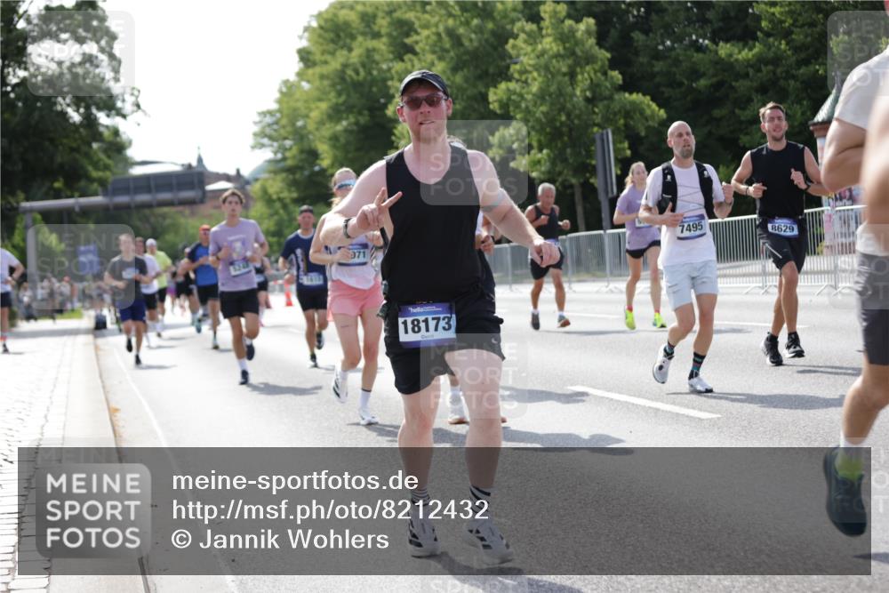 29.06.2025 - hella hamburg halbmarathon Jannik Wohlers http://msf.ph/oto/8212432 29.06.2025 09:49:34 Lombardsbrücke 1615, 1800, 1975, 2324, 2415, 2573, 2949, 3431, 3530, 4318, 4528, 5248, 6123, 6682, 7495, 7796, 8629, 8925, 9264, 9265, 9294, 9979, 10680, 11765, 12327, 12839, 13141, 13457, 14077, 14204, 14374, 14560, 15013, 15255, 15351, 16399, 17125, 17177, 17214, 17215, 17971, 17973, 18149, 18173, 18412, 18464, 18529, 18734, 18761, 18979, 19090 meine-sportfotos.de