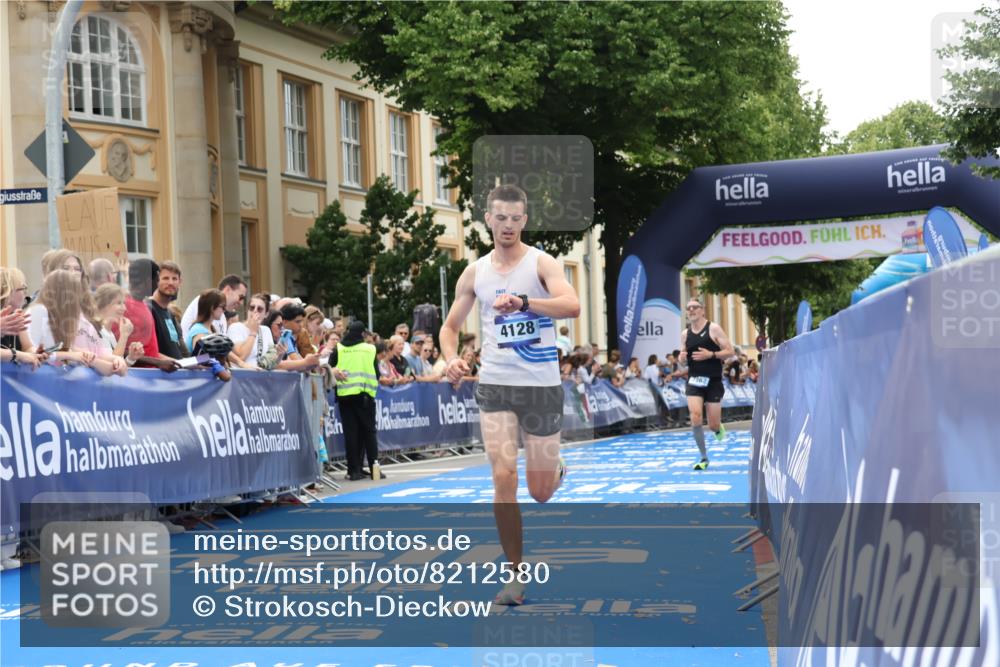 29.06.2025 - hella hamburg halbmarathon Strokosch-Dieckow http://msf.ph/oto/8212580 29.06.2025 10:23:04 Ziel 4128, 7862, 18328, 18930 meine-sportfotos.de