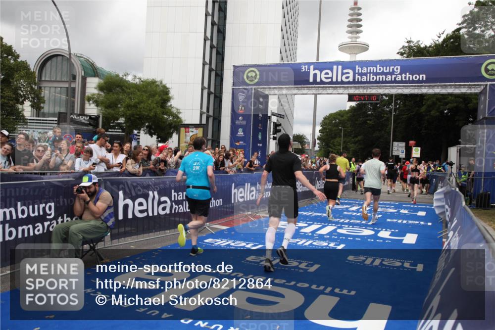 29.06.2025 - hella hamburg halbmarathon Michael Strokosch http://msf.ph/oto/8212864 29.06.2025 10:47:09 Ziel 1460, 4093, 4377, 5472, 6700, 7908, 9794, 10122, 12579, 14415, 14783, 15684, 15825 meine-sportfotos.de