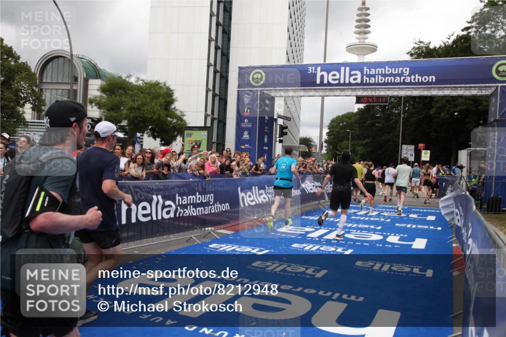 29.06.2025 - hella hamburg halbmarathon Michael Strokosch http://msf.ph/oto/8212948 29.06.2025 10:47:09 Ziel 1460, 4093, 4377, 5472, 6700, 7908, 9794, 10122, 12579, 14415, 14783, 15684, 15825 meine-sportfotos.de