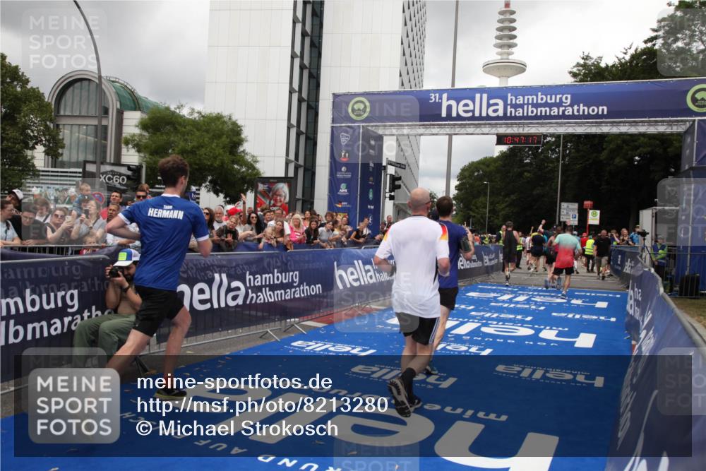 29.06.2025 - hella hamburg halbmarathon Michael Strokosch http://msf.ph/oto/8213280 29.06.2025 10:47:15 Ziel 2623, 4093, 6373, 6716, 7480, 7908, 10208, 10211, 12579, 13007, 15684, 17718, 17915 meine-sportfotos.de