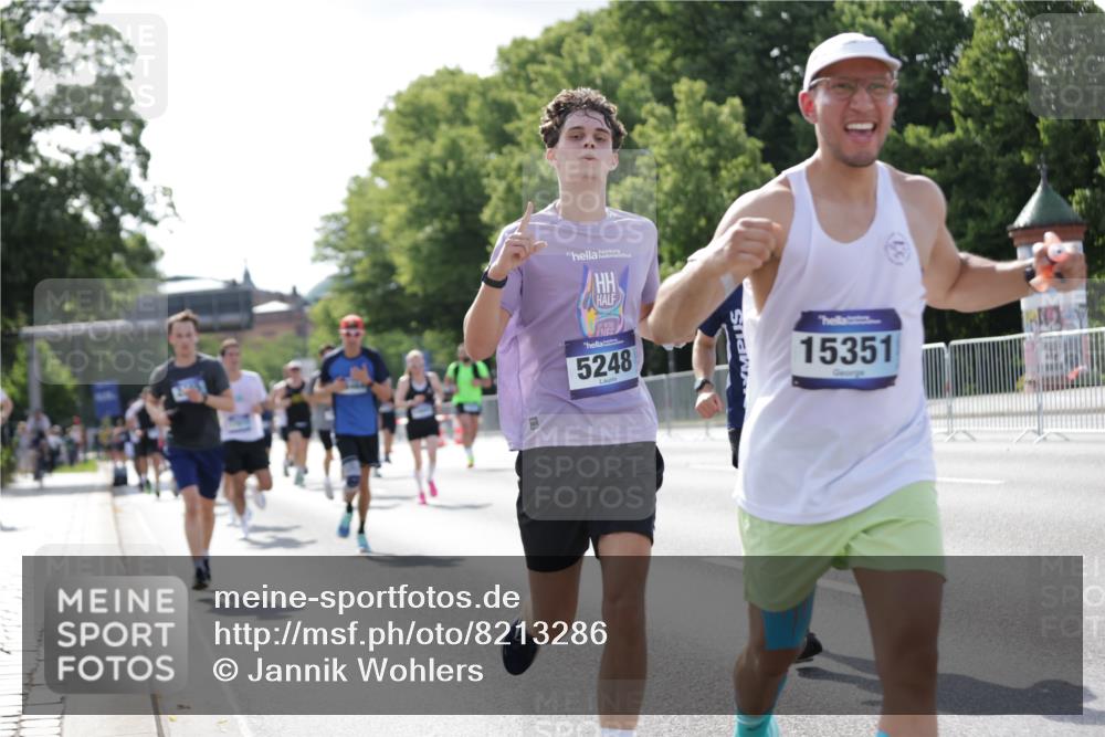29.06.2025 - hella hamburg halbmarathon Jannik Wohlers http://msf.ph/oto/8213286 29.06.2025 09:49:37 Lombardsbrücke 1615, 1675, 1800, 1975, 2415, 2949, 3431, 3530, 4318, 4528, 5248, 5409, 6123, 6682, 7495, 7796, 8629, 8925, 9294, 9711, 9979, 10680, 10894, 11765, 12327, 12554, 12839, 13141, 13457, 14077, 14560, 14691, 15255, 15351, 15521, 17125, 17177, 17214, 17215, 17971, 17973, 18149, 18173, 18276, 18412, 18464, 18529, 18734, 18979, 19090 meine-sportfotos.de