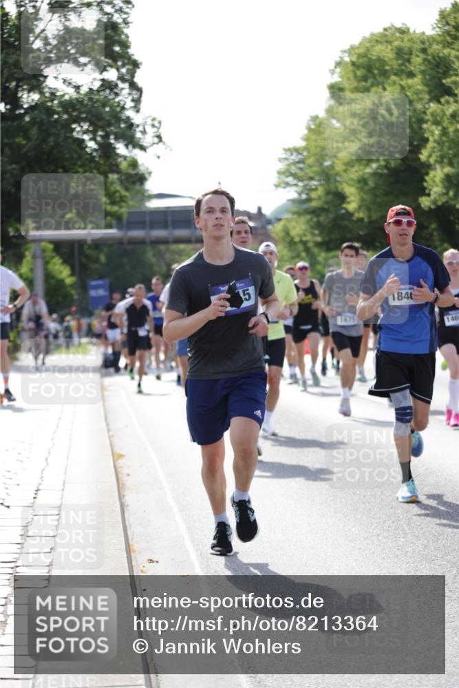 29.06.2025 - hella hamburg halbmarathon Jannik Wohlers http://msf.ph/oto/8213364 29.06.2025 09:49:39 Lombardsbrücke 1615, 1675, 1800, 1803, 2415, 3431, 3530, 4318, 4528, 5248, 5409, 6123, 6682, 6704, 7495, 7774, 7796, 8629, 8925, 9294, 9711, 9979, 10894, 12327, 12540, 12554, 13457, 14077, 14560, 14691, 15336, 15351, 15435, 15521, 17125, 17177, 17214, 17215, 17620, 17971, 17973, 18149, 18173, 18276, 18412, 18464, 18529, 18734, 18979, 19090 meine-sportfotos.de