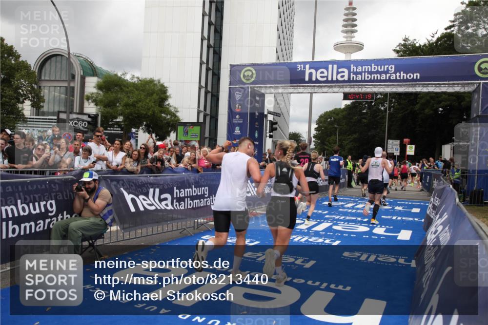 29.06.2025 - hella hamburg halbmarathon Michael Strokosch http://msf.ph/oto/8213440 29.06.2025 10:47:18 Ziel 2623, 6134, 6168, 6373, 6716, 7480, 10208, 10211, 13007, 13672, 16286, 17718, 17915, 18856 meine-sportfotos.de