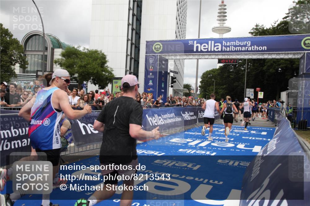 29.06.2025 - hella hamburg halbmarathon Michael Strokosch http://msf.ph/oto/8213543 29.06.2025 10:47:20 Ziel 2623, 5024, 6134, 6168, 6203, 6373, 6716, 7480, 10208, 10211, 11518, 13672, 14722, 16286, 17718, 17915, 18856 meine-sportfotos.de