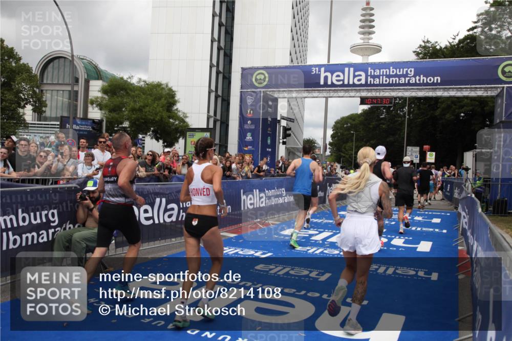 29.06.2025 - hella hamburg halbmarathon Michael Strokosch http://msf.ph/oto/8214108 29.06.2025 10:47:29 Ziel 51, 1012, 2274, 2839, 2864, 2869, 3304, 5024, 5532, 5650, 8693, 8852, 9305, 10423, 11077, 11491, 11518, 13782, 14722, 15350, 15611, 15923, 16089, 16819, 17846, 18758, 18974 meine-sportfotos.de