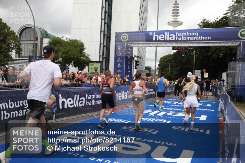 29.06.2025 - hella hamburg halbmarathon Michael Strokosch http://msf.ph/oto/8214167 29.06.2025 10:47:30 Ziel 51, 1012, 1592, 2274, 2839, 2864, 2869, 2953, 3304, 5532, 5650, 8693, 8852, 9305, 10423, 11021, 11077, 11491, 13782, 15350, 15611, 15923, 16089, 16819, 17846, 17905, 18758, 18974 meine-sportfotos.de
