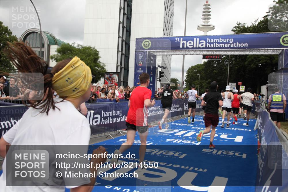 29.06.2025 - hella hamburg halbmarathon Michael Strokosch http://msf.ph/oto/8214550 29.06.2025 10:47:36 Ziel 1012, 1070, 1320, 1592, 1696, 2284, 2839, 2869, 2953, 3304, 5532, 5889, 6009, 8023, 8234, 8852, 8927, 9305, 10969, 11021, 12870, 13223, 13303, 14619, 15451, 15479, 15923, 17846, 17905, 18104, 18758, 19181 meine-sportfotos.de