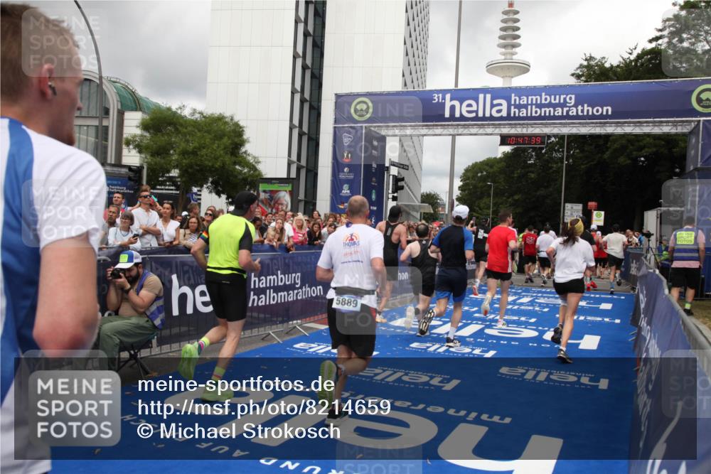 29.06.2025 - hella hamburg halbmarathon Michael Strokosch http://msf.ph/oto/8214659 29.06.2025 10:47:37 Ziel 1070, 1320, 1592, 1696, 2284, 2953, 3304, 5532, 5889, 6009, 8023, 8234, 8852, 8927, 10969, 11021, 12870, 13223, 13303, 14618, 14619, 15451, 15479, 17846, 17905, 18104, 18970, 19181 meine-sportfotos.de