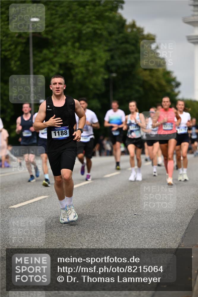 29.06.2025 - hella hamburg halbmarathon Dr. Thomas Lammeyer http://msf.ph/oto/8215064 29.06.2025 10:12:47 Kennedybrücke 1147, 1188, 2427, 2978, 4859, 5100, 5885, 6590, 6674, 6918, 7198, 7348, 7453, 9457, 9616, 9718, 9823, 9951, 9958, 9966, 10092, 10609, 10857 meine-sportfotos.de