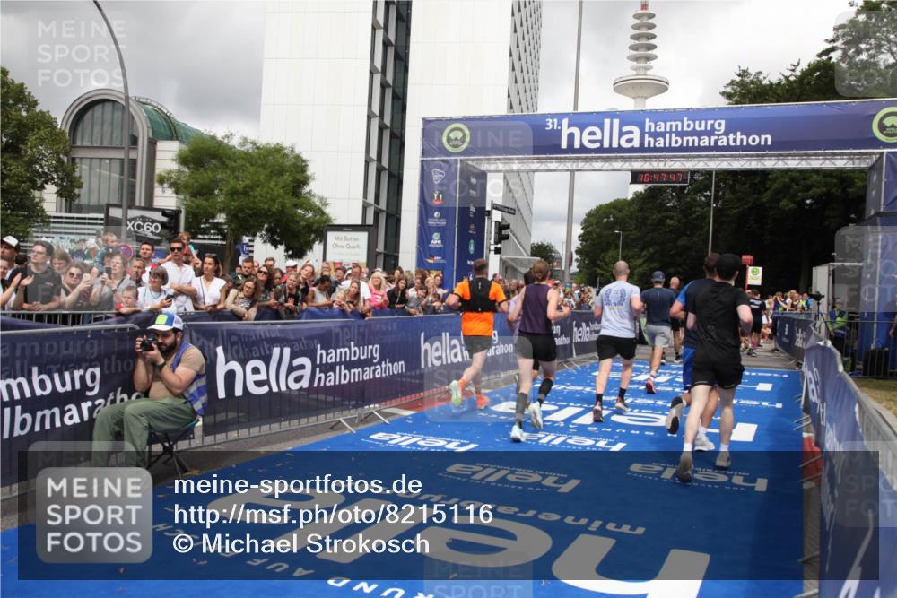 29.06.2025 - hella hamburg halbmarathon Michael Strokosch http://msf.ph/oto/8215116 29.06.2025 10:47:46 Ziel 2708, 5915, 7962, 10988, 11283, 12679, 13948, 14618, 15478, 16205, 17229, 18430, 18970 meine-sportfotos.de