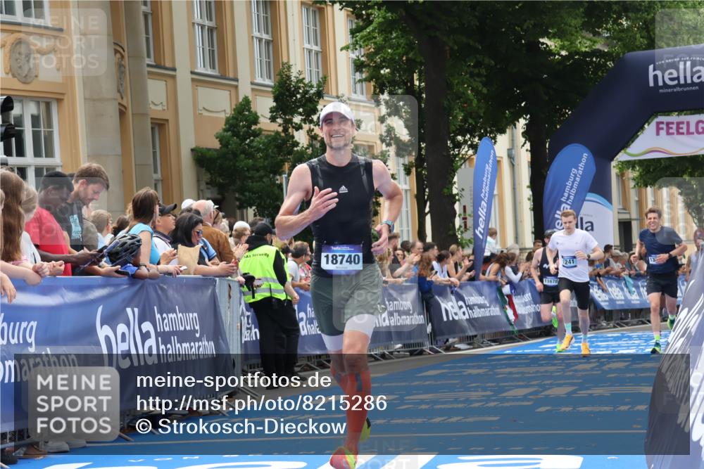 29.06.2025 - hella hamburg halbmarathon Strokosch-Dieckow http://msf.ph/oto/8215286 29.06.2025 10:24:47 Ziel 1241, 1271, 7142, 11678, 13872, 14836, 16361, 17752, 18740 meine-sportfotos.de