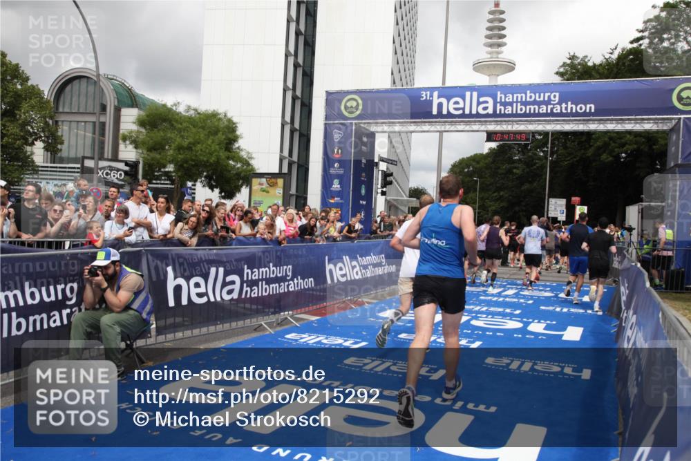 29.06.2025 - hella hamburg halbmarathon Michael Strokosch http://msf.ph/oto/8215292 29.06.2025 10:47:48 Ziel 2340, 2708, 5915, 7962, 8564, 10988, 11283, 12679, 13948, 14383, 15478, 16205, 17229, 18430 meine-sportfotos.de