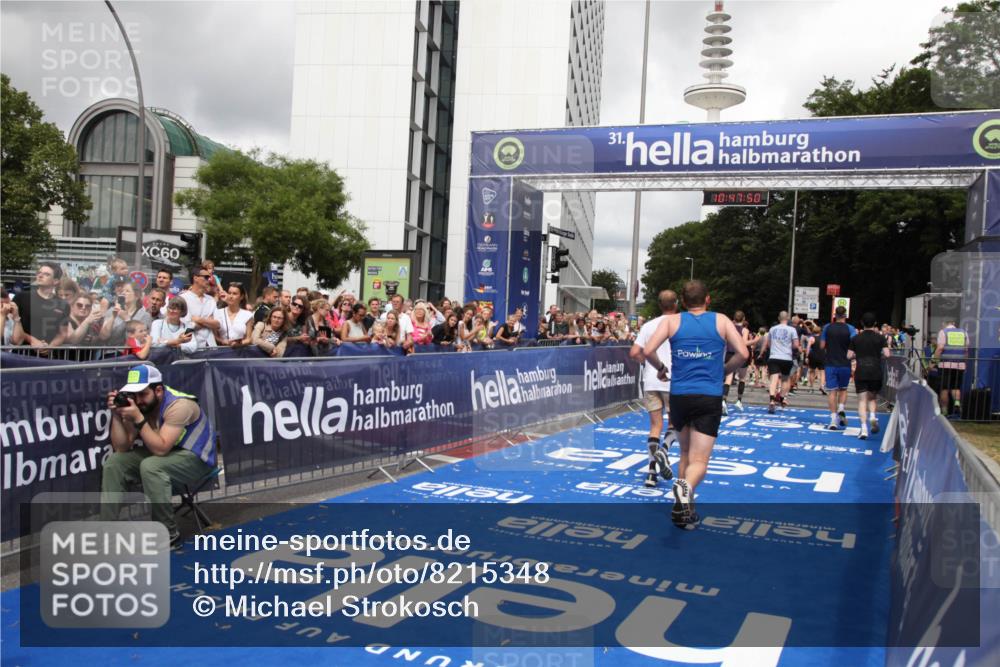 29.06.2025 - hella hamburg halbmarathon Michael Strokosch http://msf.ph/oto/8215348 29.06.2025 10:47:48 Ziel 2340, 2708, 5915, 7962, 8564, 10988, 11283, 12679, 13948, 14383, 15478, 16205, 17229, 18430 meine-sportfotos.de