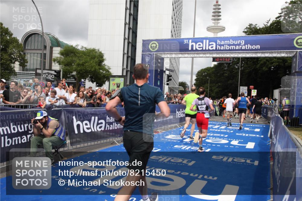 29.06.2025 - hella hamburg halbmarathon Michael Strokosch http://msf.ph/oto/8215450 29.06.2025 10:47:51 Ziel 2340, 5915, 8564, 11283, 11961, 12679, 14383, 15478, 17229, 18356, 18430, 18836 meine-sportfotos.de