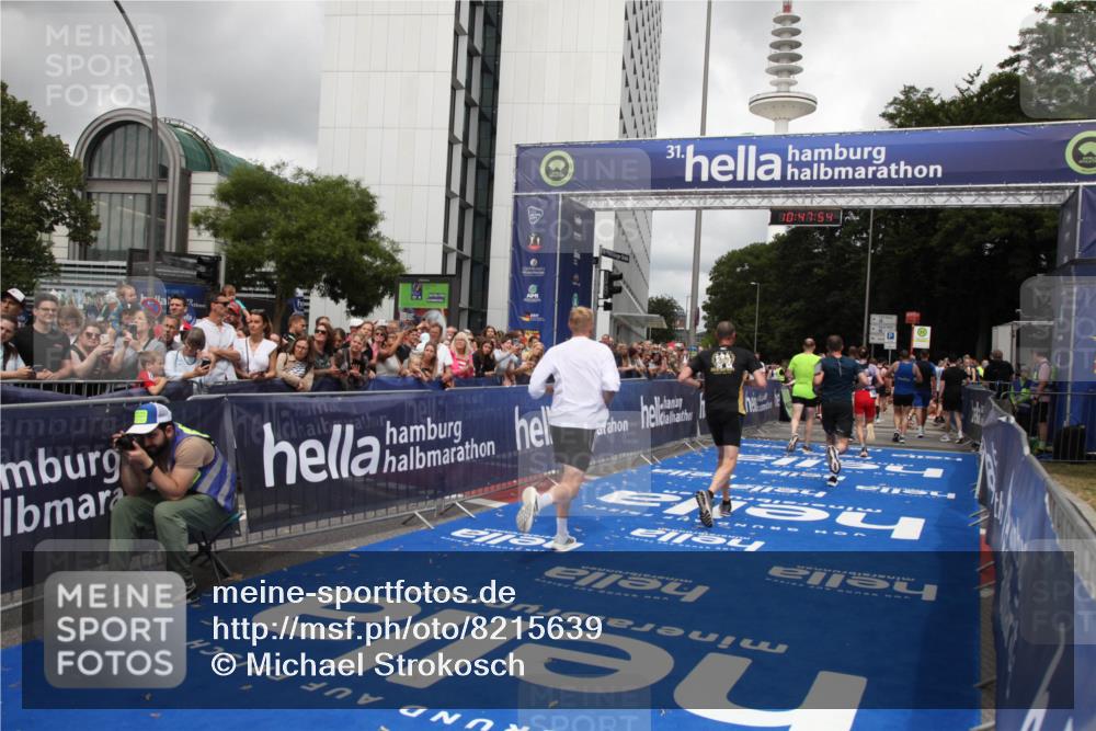 29.06.2025 - hella hamburg halbmarathon Michael Strokosch http://msf.ph/oto/8215639 29.06.2025 10:47:53 Ziel 2340, 5915, 6836, 8564, 11961, 12679, 14383, 17229, 18356, 18430, 18836 meine-sportfotos.de