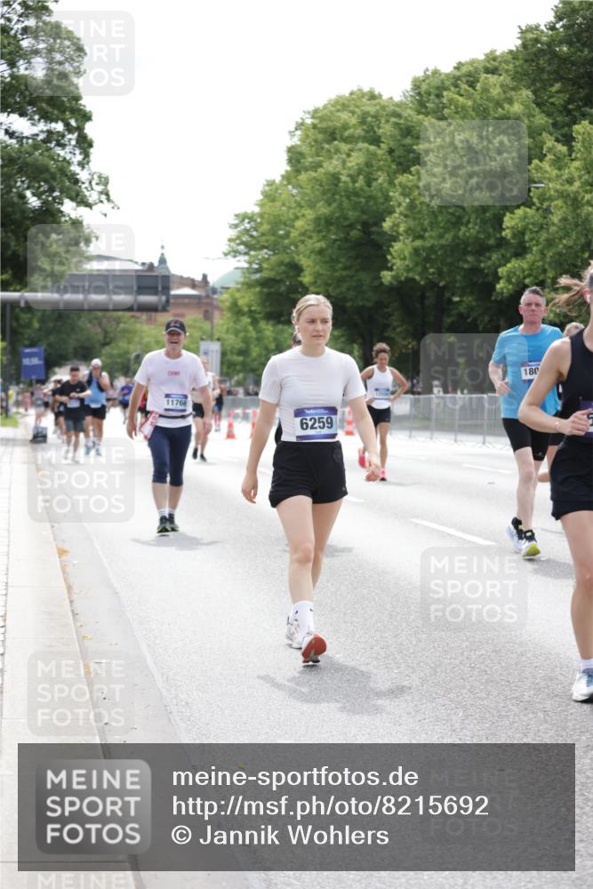 29.06.2025 - hella hamburg halbmarathon Jannik Wohlers http://msf.ph/oto/8215692 29.06.2025 10:26:58 Lombardsbrücke 2775, 4372, 5285, 5825, 6259, 7944, 10077, 11256, 11766, 12500, 15641, 18097, 18766 meine-sportfotos.de
