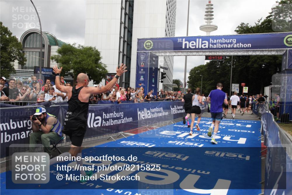 29.06.2025 - hella hamburg halbmarathon Michael Strokosch http://msf.ph/oto/8215825 29.06.2025 10:47:56 Ziel 2340, 6836, 8564, 11961, 14383, 14730, 15333, 17451, 18356, 18836 meine-sportfotos.de