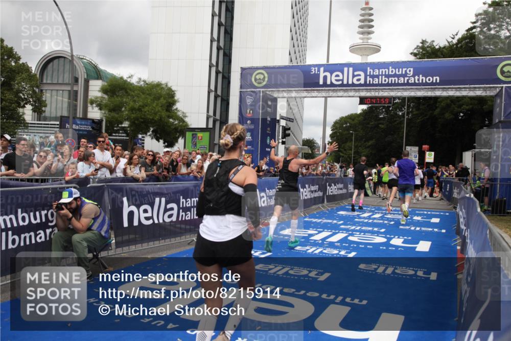 29.06.2025 - hella hamburg halbmarathon Michael Strokosch http://msf.ph/oto/8215914 29.06.2025 10:47:57 Ziel 1604, 1613, 5022, 6836, 8564, 11961, 14383, 14730, 15333, 17451, 18356, 18836 meine-sportfotos.de