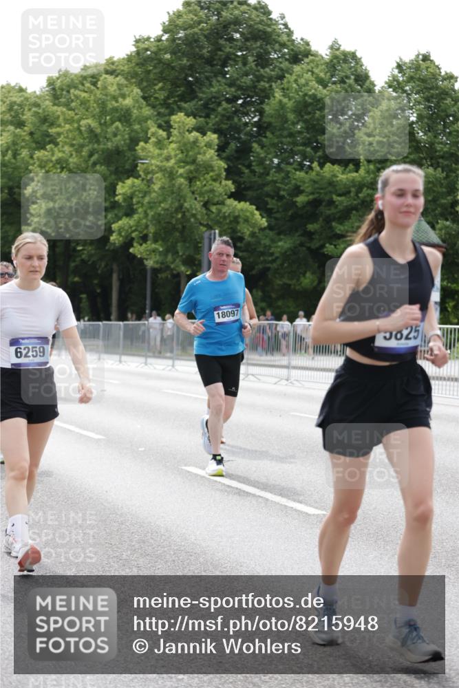 29.06.2025 - hella hamburg halbmarathon Jannik Wohlers http://msf.ph/oto/8215948 29.06.2025 10:26:59 Lombardsbrücke 2775, 4372, 5285, 5825, 6259, 7944, 10077, 11256, 11766, 12500, 15641, 18097, 18766 meine-sportfotos.de