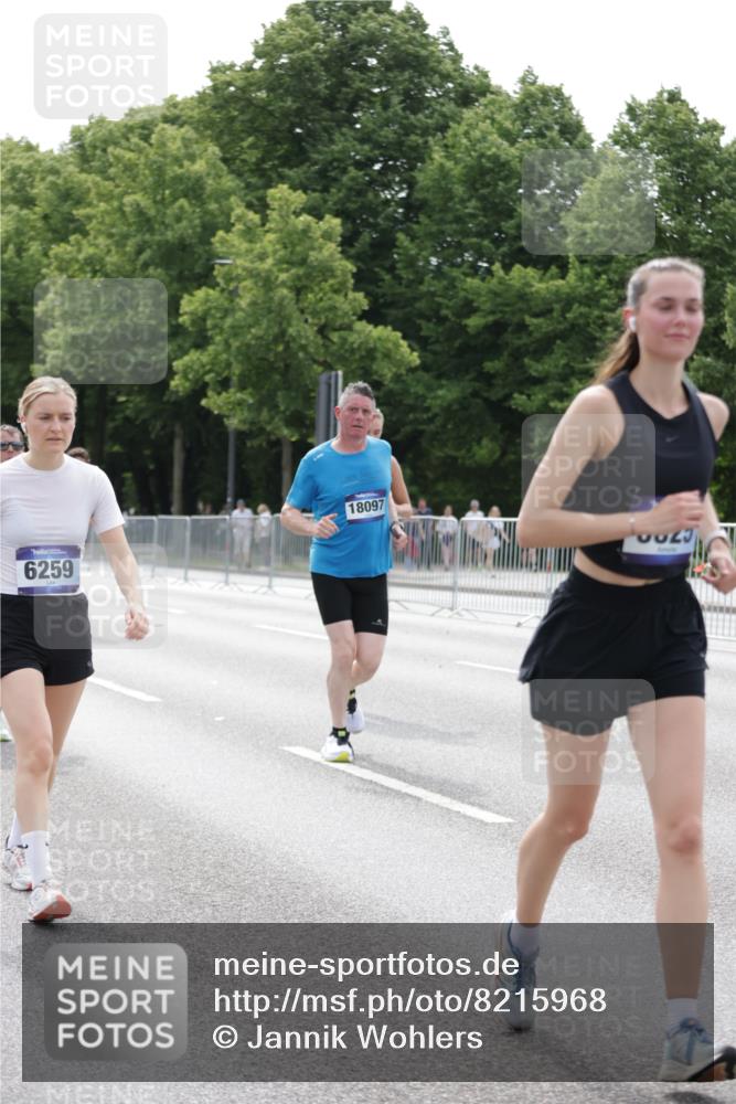 29.06.2025 - hella hamburg halbmarathon Jannik Wohlers http://msf.ph/oto/8215968 29.06.2025 10:26:59 Lombardsbrücke 2775, 4372, 5285, 5825, 6259, 7944, 10077, 11256, 11766, 12500, 15641, 18097, 18766 meine-sportfotos.de